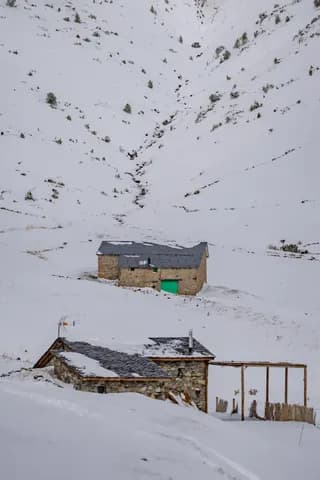 Borda nevada a la muntanya