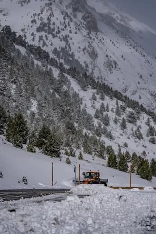 Quita-neu a la muntanya nevada