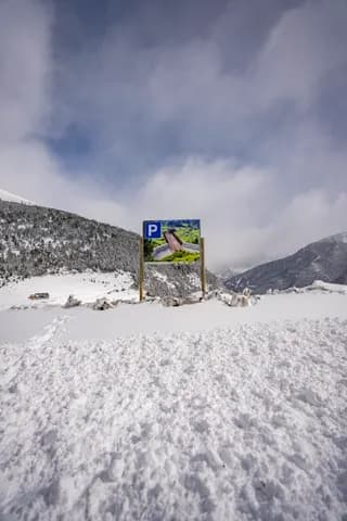 Senyal d'aparcament sobre la neu
