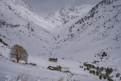 Refugi nevat al vell mig del vall